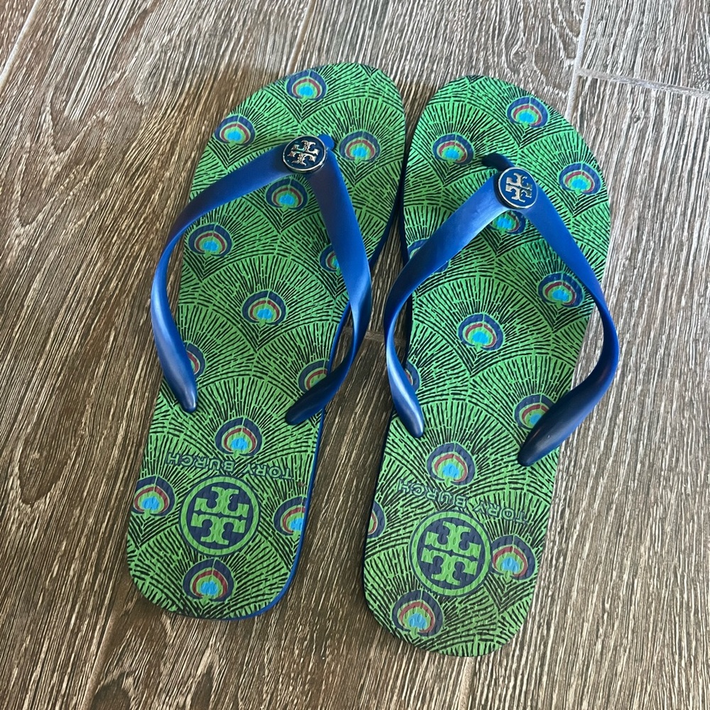 Brand new Tory Burch peacock print flip flop sandals